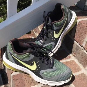 Nike tennis shoes size 7 youth